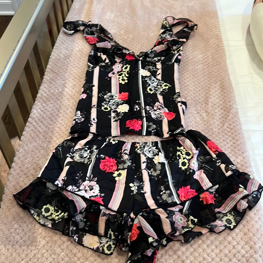 Beautiful satin floral pajama. Condition is perfect